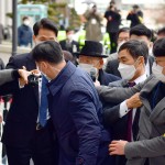 우산 경호 속 전두환, 사죄는 없었다 이미지